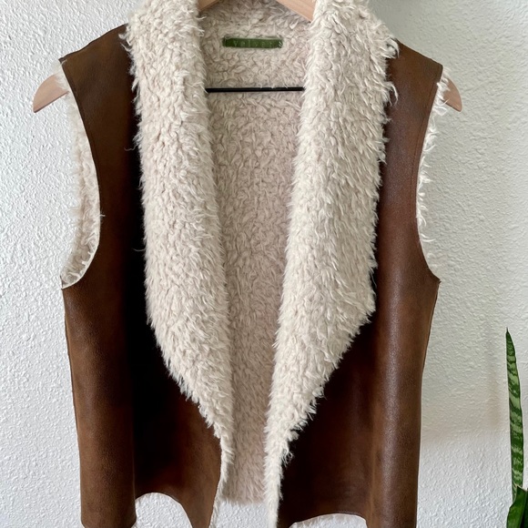 Velvet vegan leather sherpa lined vest - Picture 7 of 9